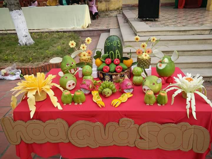 Bài thi trang trí hoa quả chắc chắn đã đem lại rất nhiều tiếng cười sảng khoái cho ban giám khảo cũng như cộng đồng mạng bởi những con vật được các bạn trẻ tạo hình vô cùng dễ thương: cá cảnh làm từ quả thanh long, nho và vỏ bưởi; ếch là từ quả su su hay con công làm từ dứa, ớt và cà tím.