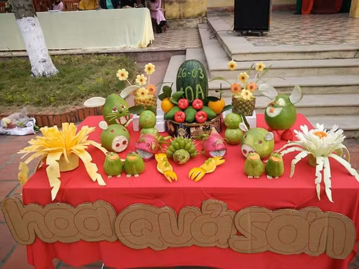 Bài thi trang trí hoa quả chắc chắn đã đem lại rất nhiều tiếng cười sảng khoái cho ban giám khảo cũng như cộng đồng mạng bởi những con vật được các bạn trẻ tạo hình vô cùng dễ thương: cá cảnh làm từ quả thanh long, nho và vỏ bưởi; ếch là từ quả su su hay con công làm từ dứa, ớt và cà tím.