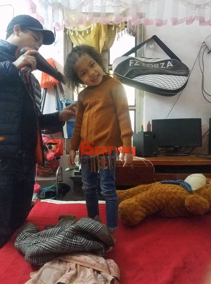 Trước khi chơi phải gội đầu và sau đó sấy khô vào nếp cho con.