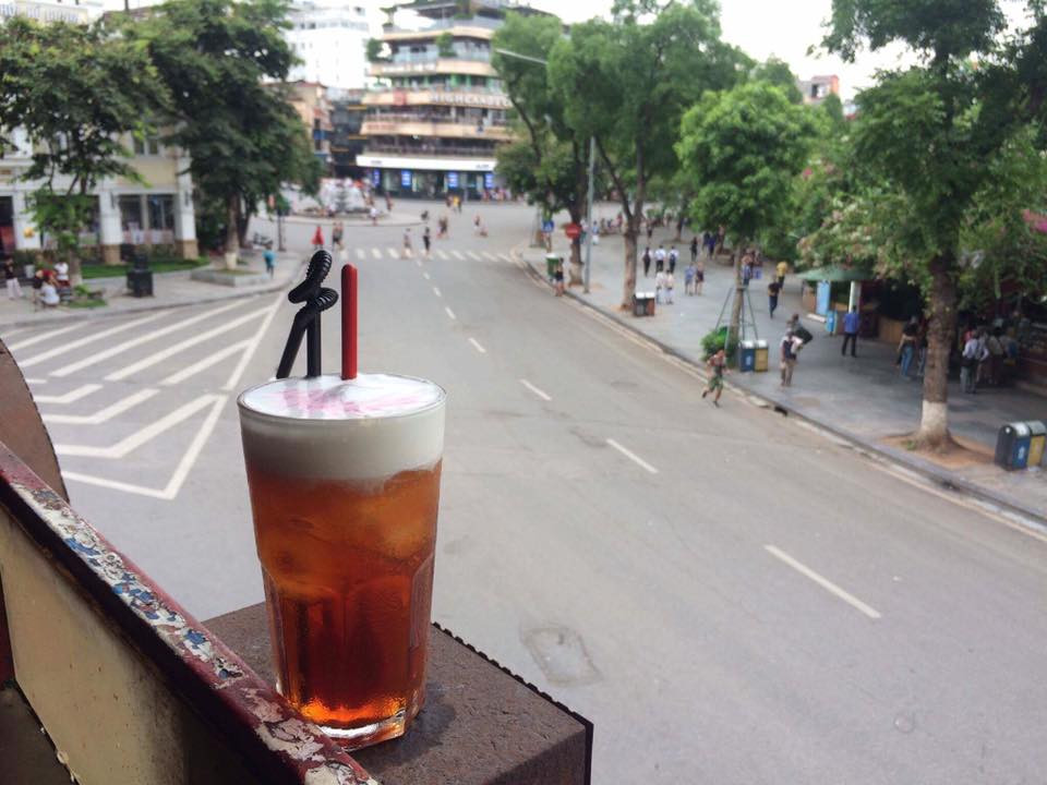 Là một quán bar nhỏ với không gian không quá lớn nhưng sở hữu ban công dài view ra Hồ Gươm, Balcony gần như là một tầng xép nhỏ nhắn trong khu nhà cổ.