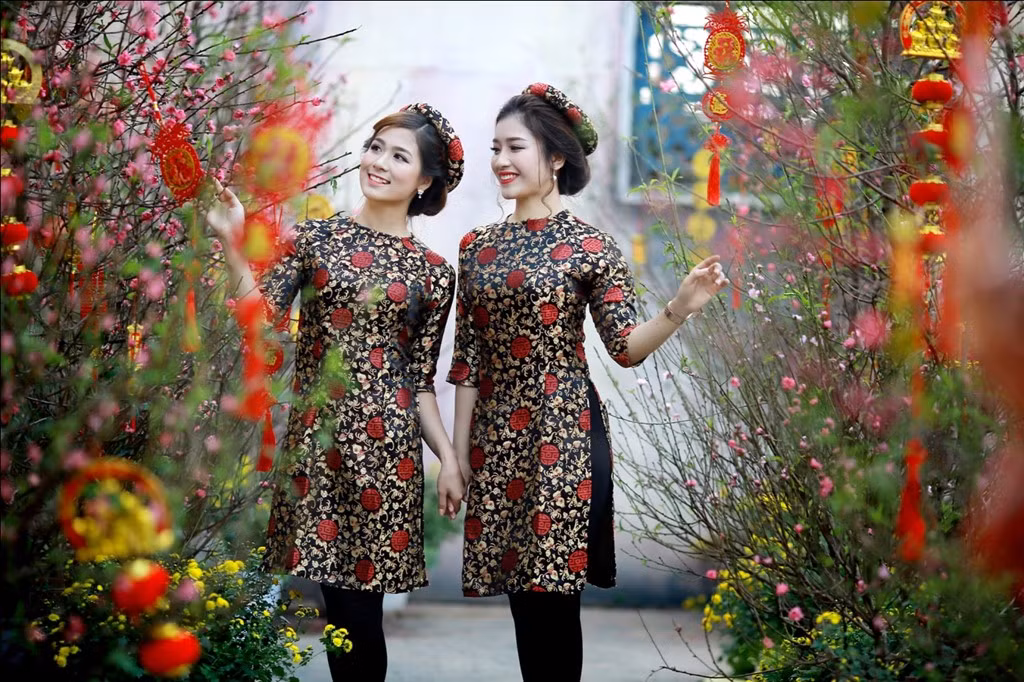 Hoa đào sớm đã bung nở. Nơi đây trưng bày nhiều chậu hoa đào thật rất đẹp mắt.