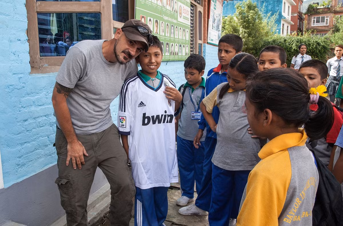 Ngay sau biết được câu chuyện trên, chính nhiếp ảnh gia Omar Havana và nhà báo Magarida Mota đã kể cho Cris Ronaldo về câu chuyện của nạn nhân nhí động đất Nepal.