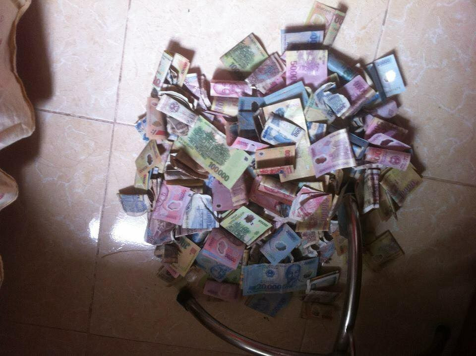 Chỉ ít phút sau khi bài biết được đăng tải, các anh chàng và cô nàng cũng thi nhau vào khoe món tiền mà mình tích cóp được.