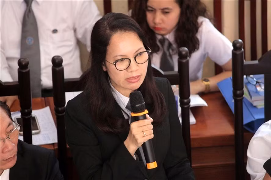 Luật sư Trần Hồng Phúc tại phiên tòa sơ thẩm tại Hòa Bình.