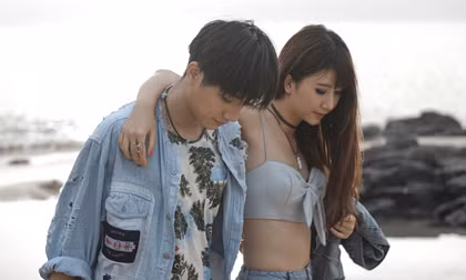 Hiện tại danh tính của anh chàng giấu mặt chụp ảnh với Quỳnh Anh Shyn vẫn khiến nhiều người tò mò và tự đặt câu hỏi liệu đó có phải "bồ" mới của cô nàng hot girl 9X Hà thành này không?