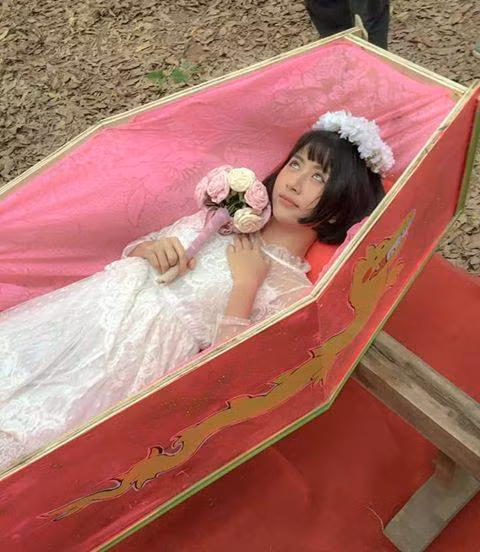 Cụ thể trong hình ảnh này, hot girl Quỳnh Anh Shyn nằm tạo dáng bất động trong chiếc "áo quan" màu sắc sặc sỡ. Bộ váy trắng muốt và ánh mắt cố tình trợn ngược khiến không ít người hết hồn. Ngay lập tức, hình ảnh Quỳnh Anh Shyn với pha tạo dáng khó đỡ trong chiếc "áo quan" được cộng đồng mạng chia sẻ lên một trang Facebook và tạo ra không ít tranh cãi. Tuy nhiên, nhưng người tinh ý cũng nhanh chóng phát hiện có thể cô hot girl Hà thành xinh đẹp đang tham gia thực hiện một bộ phim hay bộ ảnh mới nào đó còn đây chỉ là một khoảnh khắc thú vị trong hậu trường.