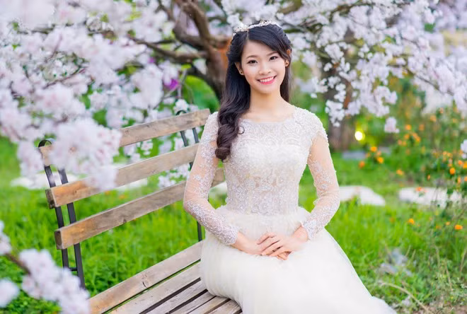 Phạm Thị Minh Châu sinh năm 1996, lớp Anh 10 chất lượng cao, ngành Quản trị Kinh doanh. Trong vòng thi tài năng, nữ sinh gây ấn tượng bởi khả năng chơi nhạc cụ dân tộc. Minh Châu có hơn 10 năm làm quen với đàn tranh.