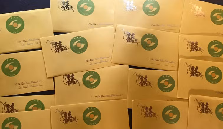 Tam thiep cuoi doc dao cua cap doi CDV CLB SLNA