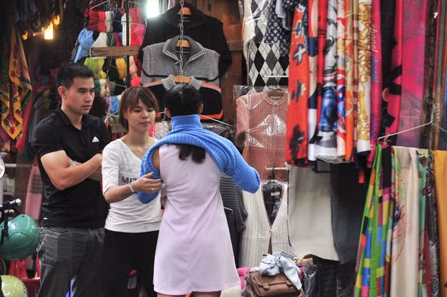 Các quán bán đồ len trên phố Đinh Liệt (Hoàn Kiếm) cũng đắt khách hơn ngày thường do người dân đã cảm nhận được rõ cái lạnh.