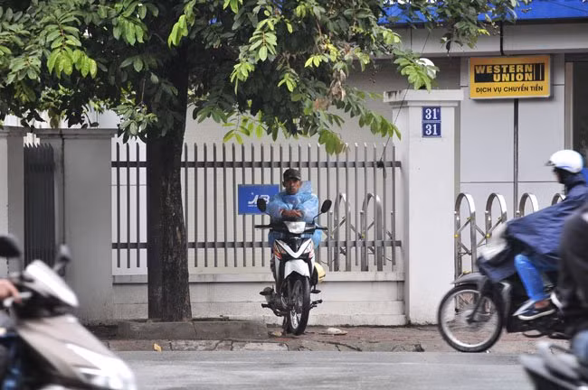 Trời mưa, lạnh khiến người dân cũng “ngại” ra đường hơn. Chính vì thế, những người làm nghề xe ôm cũng ế khách hơn ngày thường. Trong ảnh: Một xe ôm ngồi co ro đợi khách trên đường Hoàng Cầu (Đống Đa).