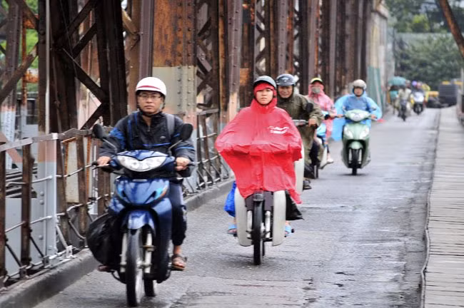 Ngày 10/10, Hà Nội đón không khí lạnh khi gió lạnh ùa về, nhiệt độ giảm xuống khoảng 23 độ C, kèm theo mưa.