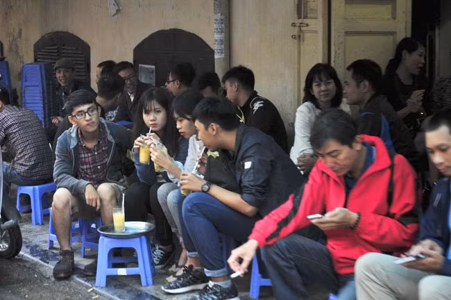 Phố Tạ Hiện đông đúc hơn ngày thường bởi những món đồ uống, đồ nướng nóng hổi, ngon lại rẻ.