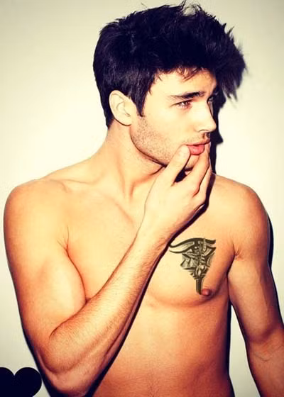 Bên cạnh đó, xăm hình trên ngực trái – nơi gần vị trí trái tim – là vị trí đặc biệt với đàn ông, nơi mà họ thường xăm những hình xăm đôi, ngày tháng kỉ niệm hoặc một dấu hiệu riêng đánh dấu câu chuyện tình cảm của họ.