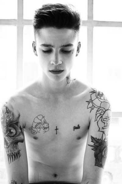 Những hình xăm trước ngực nhỏ, vừa phải ở ngực trái là lựa chọn của hầu hết các bạn trẻ, những người mới xăm hình hoặc còn “e dè” khi xăm hình.