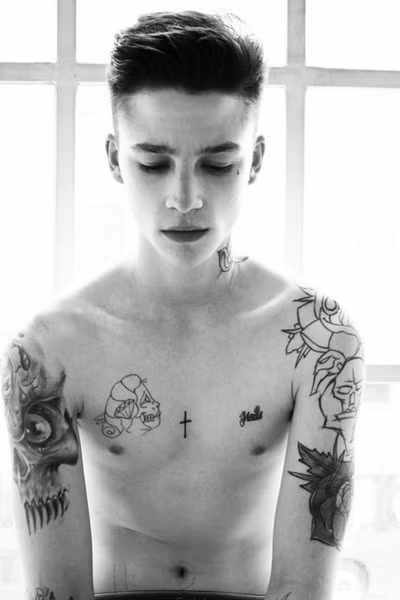 Những hình xăm trước ngực nhỏ, vừa phải ở ngực trái là lựa chọn của hầu hết các bạn trẻ, những người mới xăm hình hoặc còn “e dè” khi xăm hình.