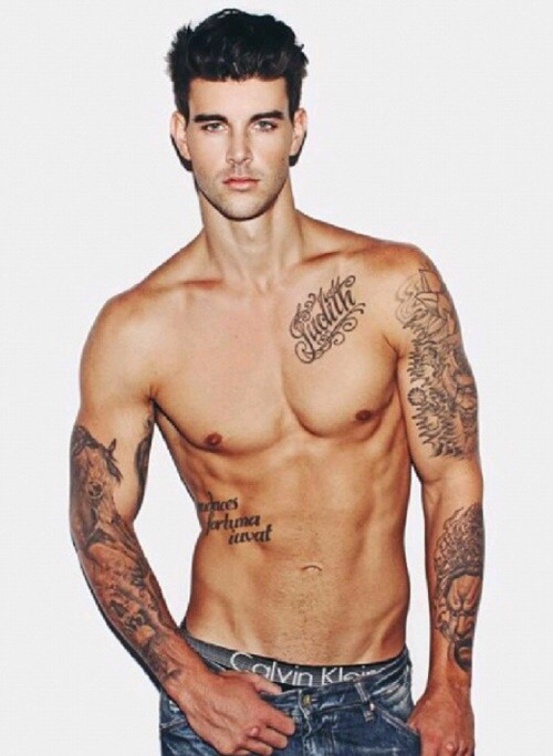 Rất nhiều người nổi tiếng và không ít đàn ông chọn hình xăm kiểu này khi quyết định xăm hình ở ngực. Như đã đề cập, ngực là nơi được phụ nữ chú ý khá nhiều.