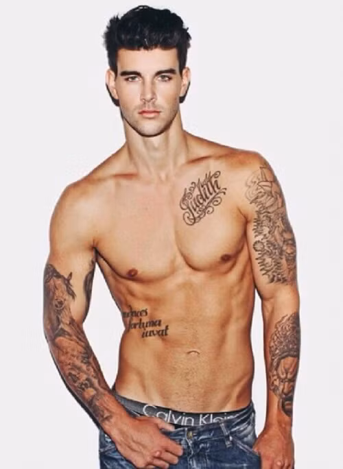 Rất nhiều người nổi tiếng và không ít đàn ông chọn hình xăm kiểu này khi quyết định xăm hình ở ngực. Như đã đề cập, ngực là nơi được phụ nữ chú ý khá nhiều.