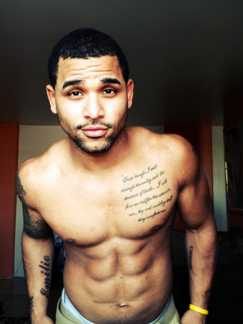 Không chỉ vậy ở vị trí gần trái tim, đây nơi phù hợp để xăm những câu quote, những câu nói hoặc đánh dấu 1 dấu mốc nào đó trong đời.