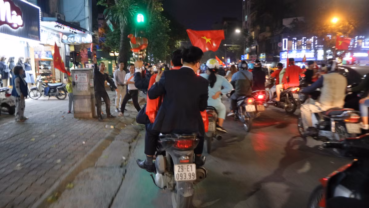 Một chiếc cúp đã được hai nhân viên văn phòng tại Hà Nội mang ra đường ăn mừng.