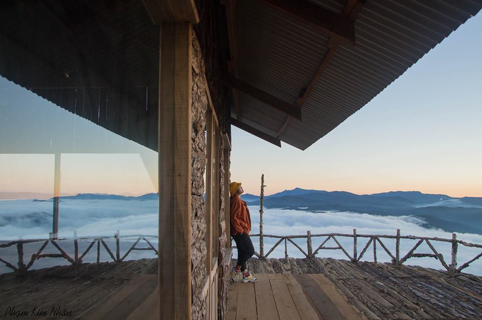 Một chiều hoàng hôn buông trên cầu gỗ.