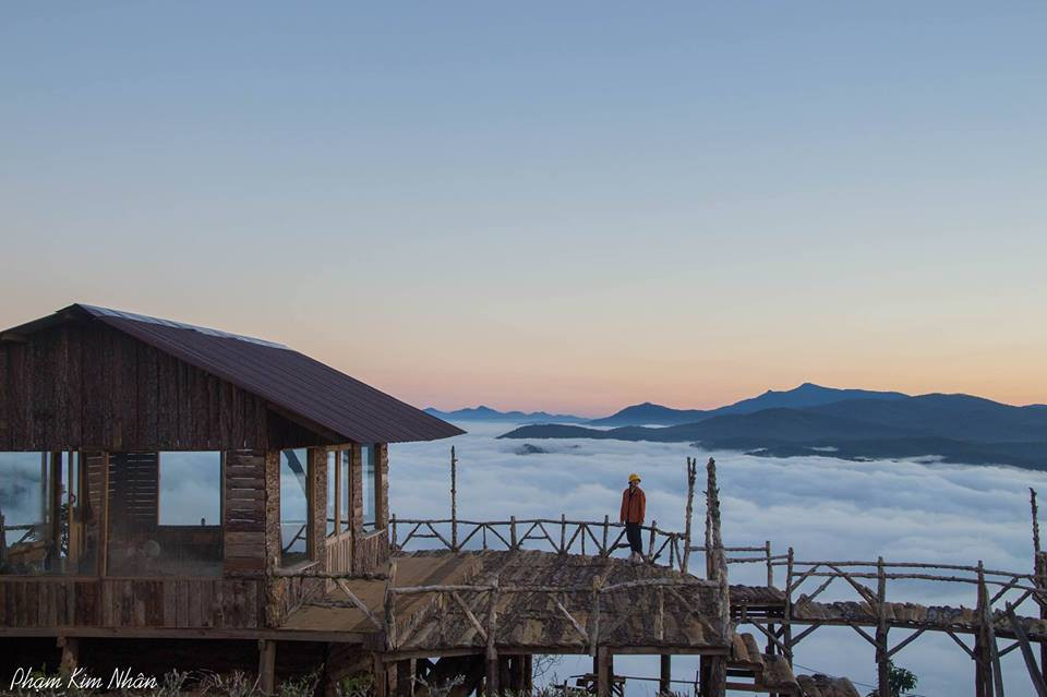 Thông tin cầu gỗ săn mây bị đóng cửa khiến dân tình không khỏi tiếc nuối vì một tọa độ check in lý tưởng lại vừa bị tạm xóa sổ trong bản đồ du lịch Đà Lạt nữa.