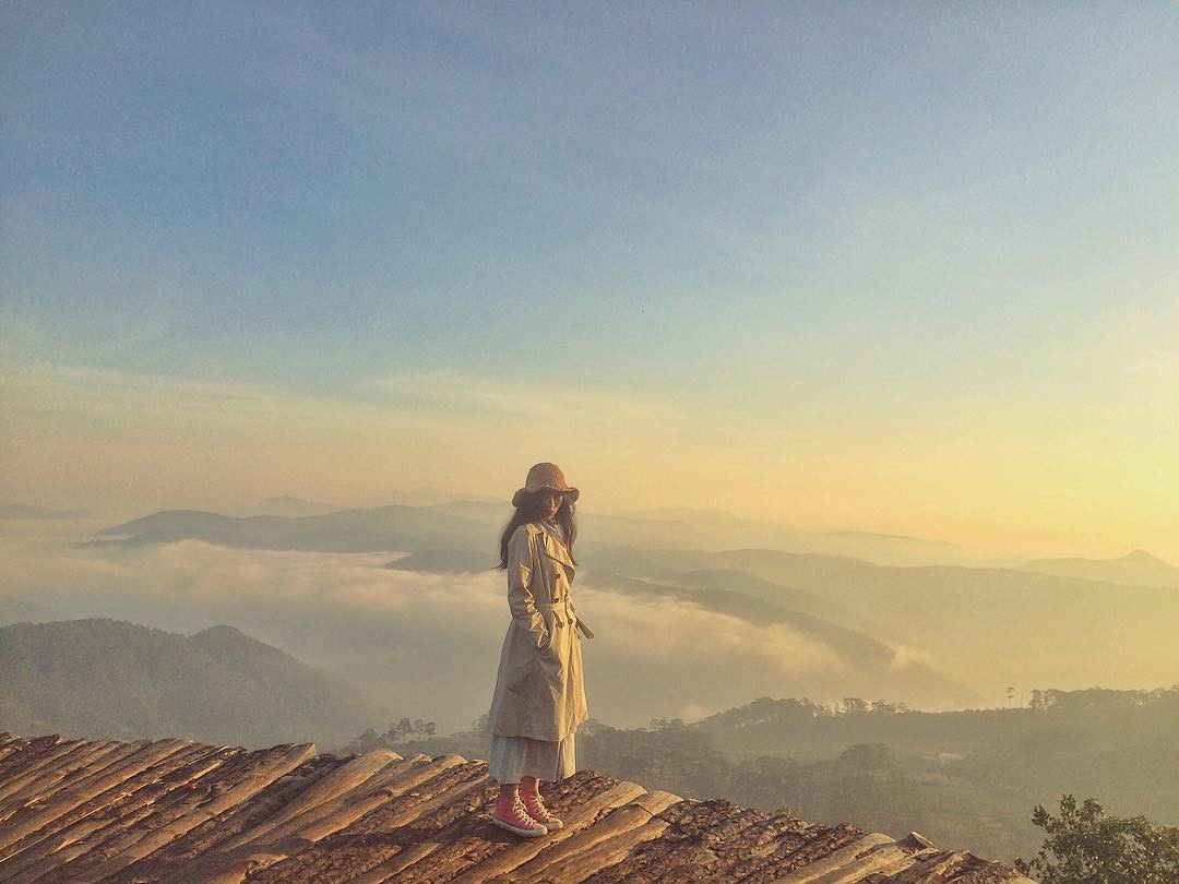 Với những ai đã từng đến đây chụp hình hẳn sẽ mê mẩn cảnh lúc bình minh dần ló dạng với những tia nắng đầu tiên hòa vào biển mây trắng bồng bềnh hay những buổi chiều ánh hoàng hôn chìm dần trong mây.