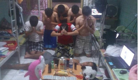 Trào lưu giả đám ma, tế sống khi bạn đang ngủ không còn xa lạ gì đối với các bạn trẻ Việt, đặc biệt là các bạn sinh viên ở kí túc xá.