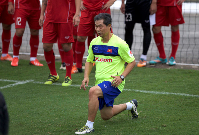 HLV Park Hang-seo mat canh tay trai dac luc truoc them Asian Cup