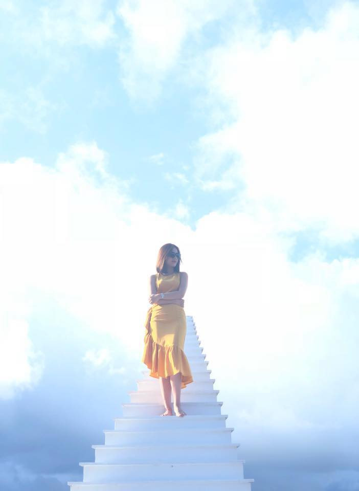 Dù đã được đóng và gia cố khá chắc chắn nhưng cầu thang vô cực này lại không có lan can nên các bạn trẻ cần phải lưu ý trong những phút sống ảo của mình để tránh tai nạn đáng tiếc.