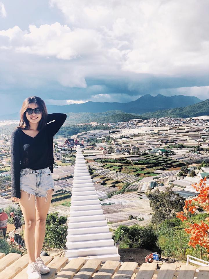 Nhìn trong những bức hình được các bạn trẻ chụp, thì chiếc cầu thang này khá là cao nhưng thực sự nó không như mọi người nghĩ.