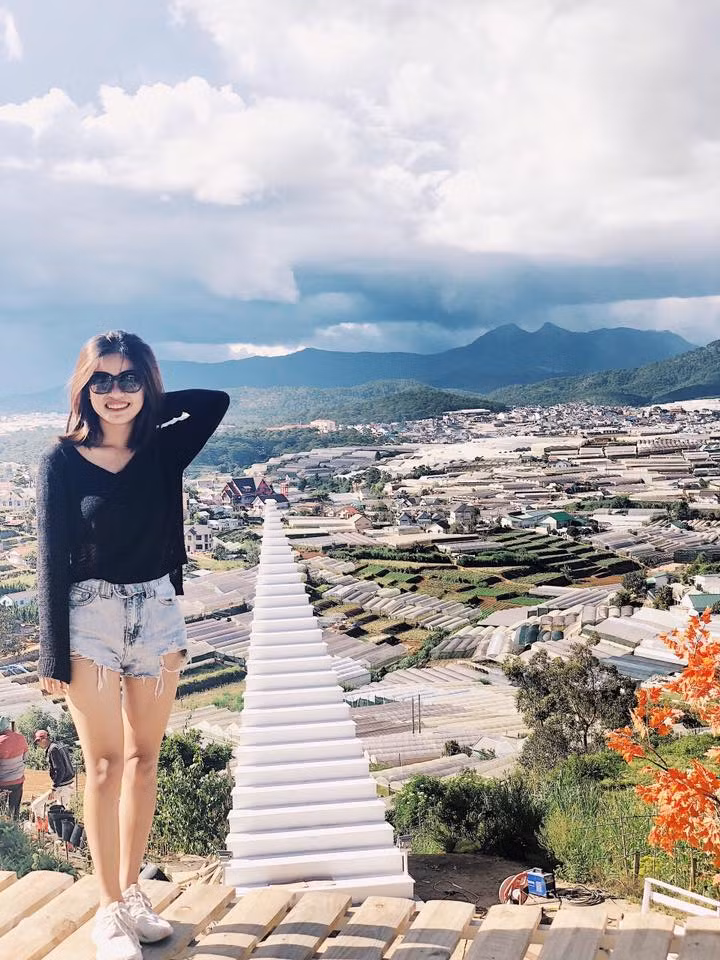 Nhìn trong những bức hình được các bạn trẻ chụp, thì chiếc cầu thang này khá là cao nhưng thực sự nó không như mọi người nghĩ.