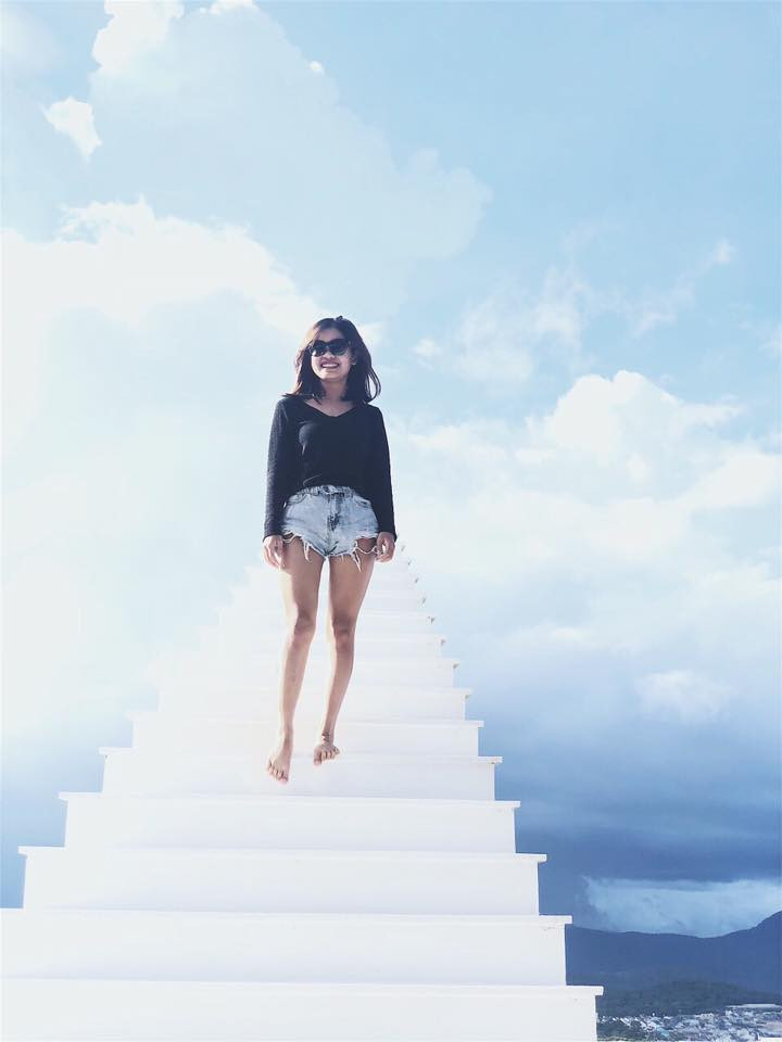 Cầu thang vô cực Đà Lạt tọa lạc tại 1 quán cafe kiêm homestay có tên Sunny Farm.