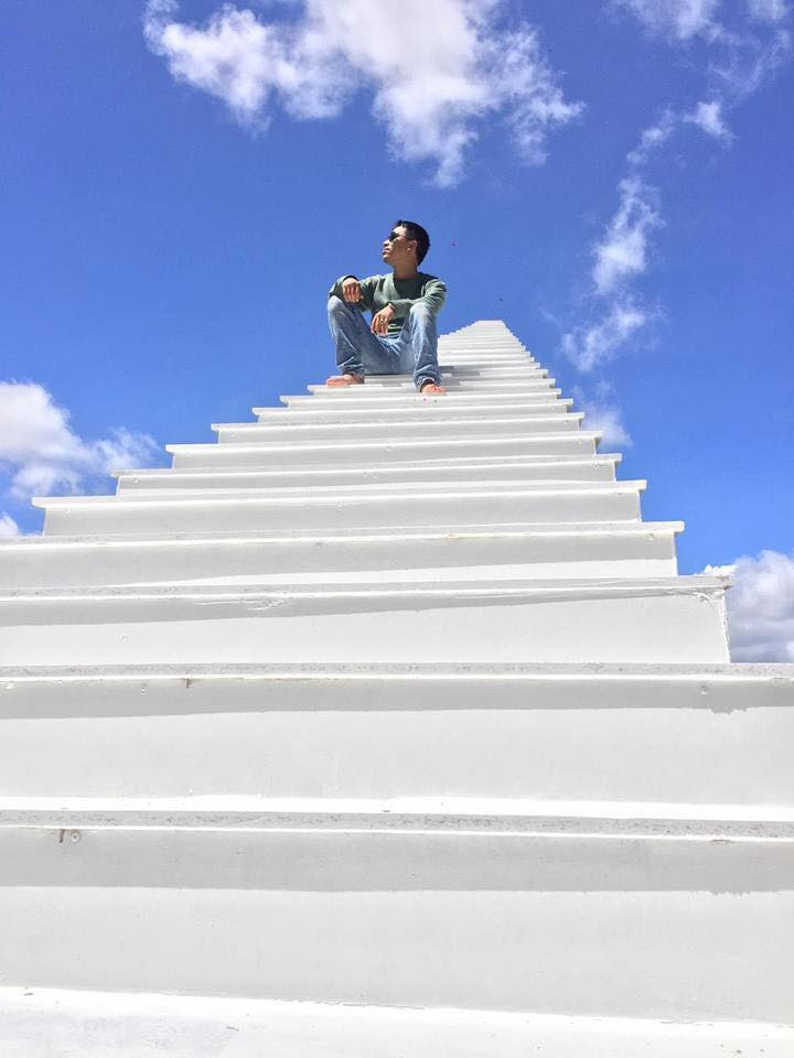 Dưới nền trời xanh và góc ảnh chụp từ dưới lên, chiếc cầu thang sống ảo này đánh lừa thị giác của nhiều người.