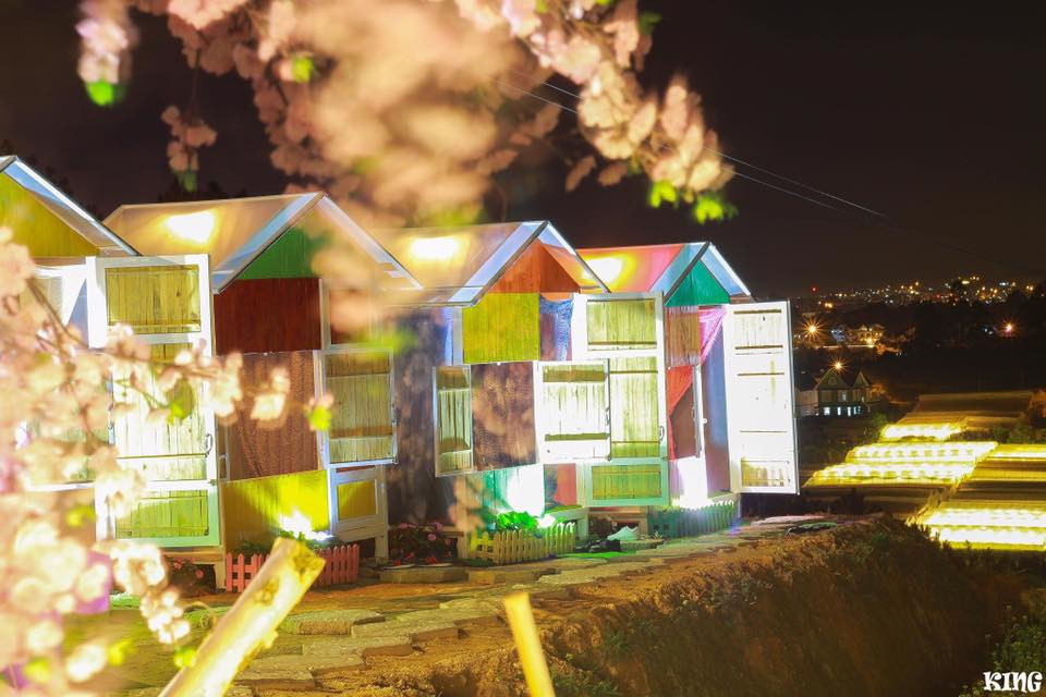 Ngay sau khi những hình ảnh về chiếc cầu thang vô cực tại Đà Lạt xuất hiện, nhiều bạn trẻ đã lên phương án để tới thành phố mộng mơ này để có dịp check-in tại cầu thang đặc biệt này.