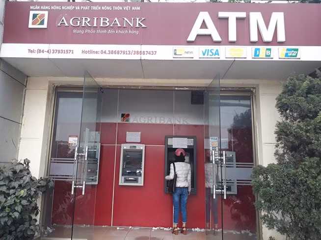 Chị Đinh Thị Như Loan (27 tuổi, quê Hòa Bình) cho hay lương và thưởng của chị đều trả qua thẻ. Sáng nay, để rút được 10 triệu đồng biếu cha mẹ cũng như sắm Tết, chị phải chạy qua 4 con phố, hơn 10 máy ATM mới có thể rút được tiền.