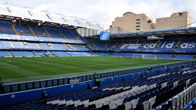 Có vẻ ngoài đầy thiện cảm nhưng khoảng không gian của Stamford Bridge bị đánh giá là khá bí bách, vì thế Chelsea hiện đã bắt tay vào công cuộc nâng cấp thánh địa của mình.