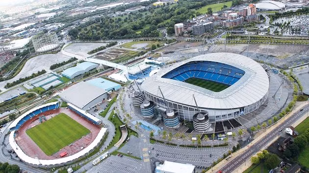 Manchester City đang lên kế hoạch mở rộng Etihad với một loạt các dự án trong tương lai. Nếu mọi chuyện diễn tiến suôn sẻ, pháo đài này có tiềm năng trở thành sân vận động đẹp nhất nước Anh và trở thành đối trọng đáng gờm cho Old Trafford tại thành phố Manchester.