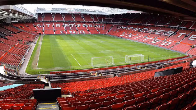 Old Trafford được gọi là Nhà hát của những giấc mơ hay còn gọi là Tổ quỷ. Nó nằm trong top những sân vận động có sức chứa khổng lồ và hiện đại bậc nhất tại Premier League. Nhiều người đến với ngôi nhà của CLB Man United đều đánh giá rằng họ bị choáng ngợp bởi các đám đông và không khí cuồng nhiệt trên khán đài.