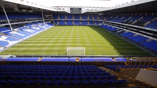 Vẻ ngoài không mấy thu hút nhưng sân nhà của Tottenham lại nổi bật với hình tượng chú gà trống trên mái vòm White Hart Lane, thiết kế vô cùng thông minh lấy cảm hứng từ lịch sử đội bóng.