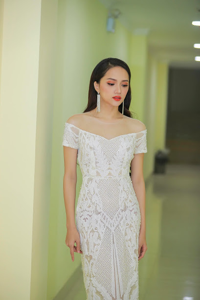 So sánh giữa những lúc mặc đồ dạ hội và đồ quân ngũ nhiều người nhận xét rằng: "Có một Hương Giang Idol rất khác trong màu áo 'nhà binh'".