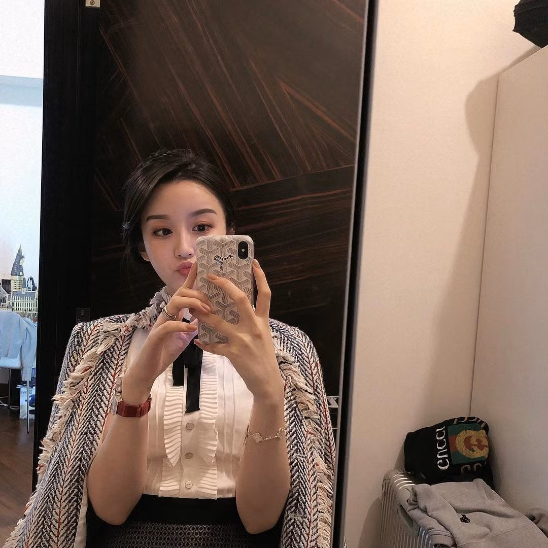 Dân mạng sau đó đã bắt tay truy lùng và nhanh chóng tìm ra info của cô gái này. Chủ nhân của bức ảnh là @mchi_2 - một cô gái đến từ Trung Quốc.