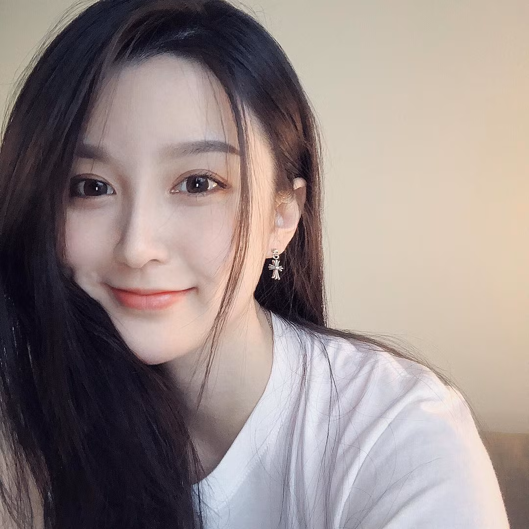 @mchi_2 có cuộc sống khá sang chảnh như một tiểu thư Rich Kid. Trên trang cá nhân, cô nàng thường khoe những món đồ hiệu và check in ở những nơi sang trọng.