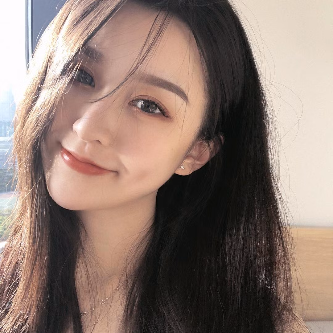 Mới đây, một tấm ảnh thẻ "cực phẩm" đã nhận được rất nhiều sự quan tâm, chú ý của cư dân mạng. Phông nền xám đơn giản làm nổi bật khuôn mặt cân đối với những đường nét thanh tú, khá ái của khổ chủ.