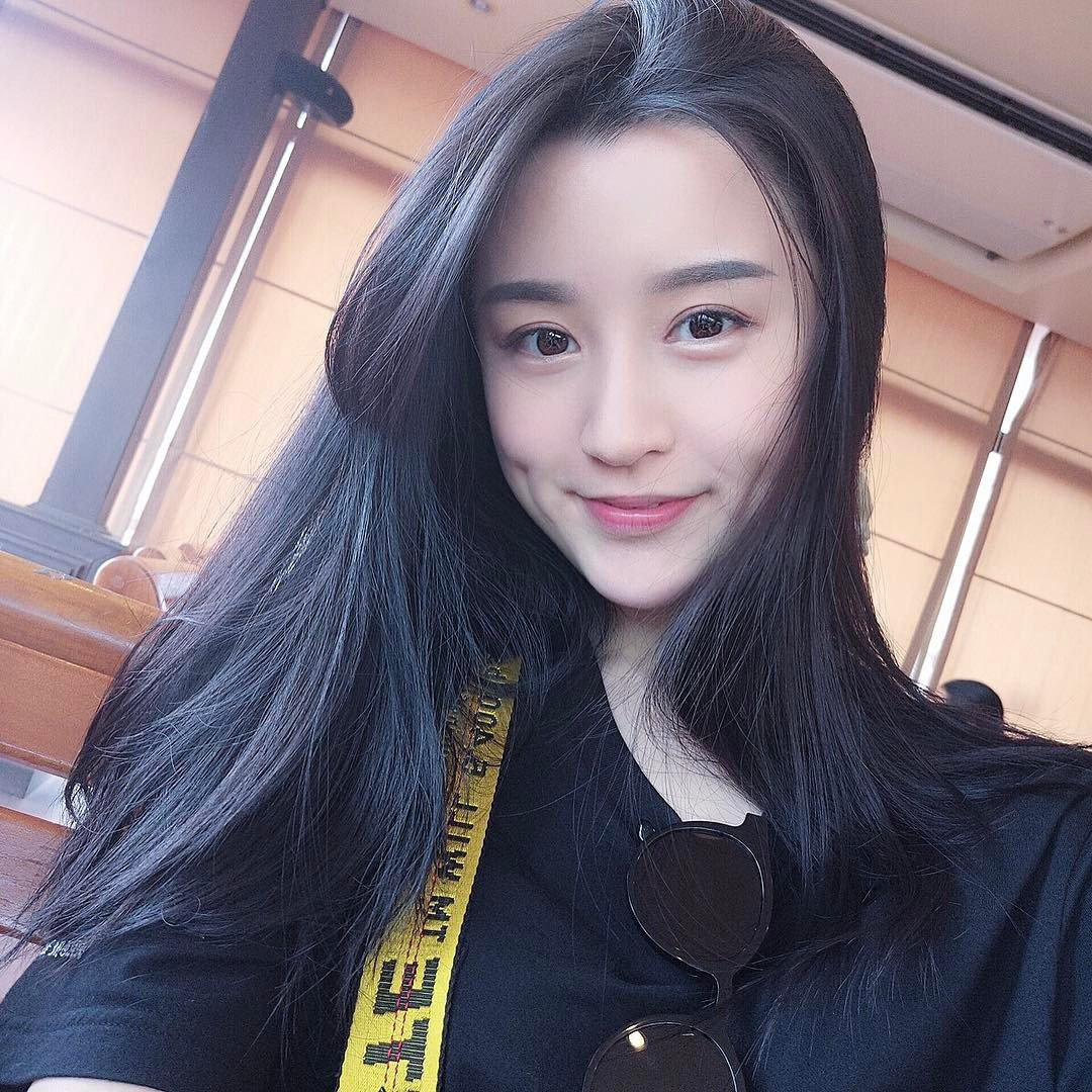 Nhưng có những trường hợp ngoại lệ. Nghĩa là, có một kiểu người may mắn sở hữu nhan sắc lung linh đến nỗi chụp ảnh thẻ cũng không thể "dìm hàng" được.