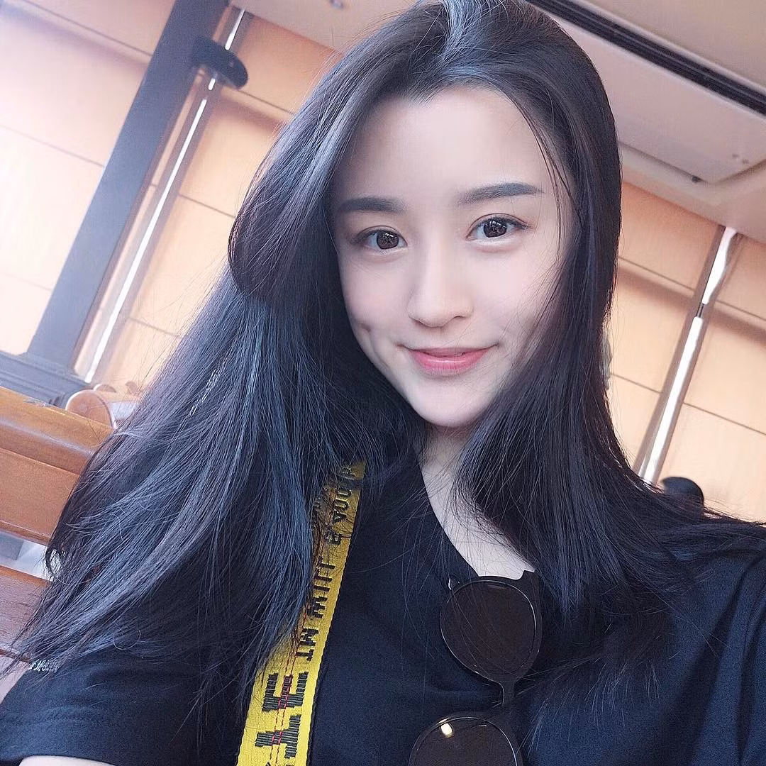 Nhưng có những trường hợp ngoại lệ. Nghĩa là, có một kiểu người may mắn sở hữu nhan sắc lung linh đến nỗi chụp ảnh thẻ cũng không thể "dìm hàng" được.