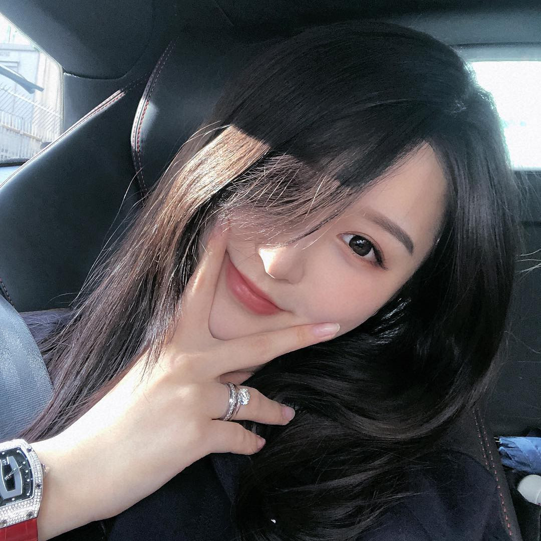 Hiện tại, Instagram của @mchi_2 có gần 16.000 lượt theo dõi. Phía dưới phần bình luận, dân mạng đã dành cho cô nàng này rất nhiều lời khen có cánh.