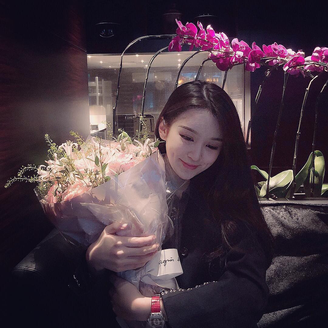 "Nữ thần ảnh thẻ" còn rất thích nuôi mèo nên 1/3 ảnh trên Instagram của cô nàng này chính là ảnh của chú mèo cưng