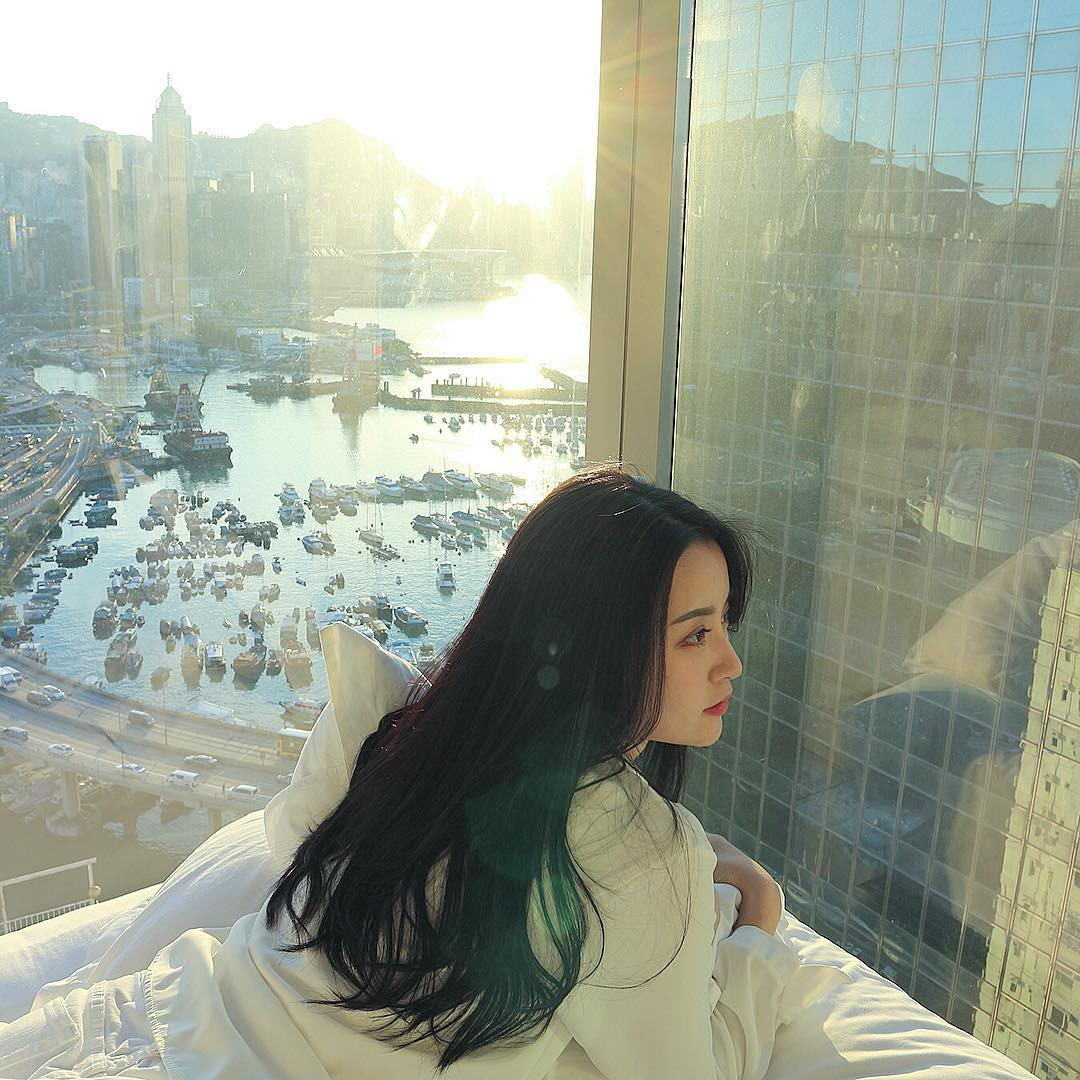 Trên trang cá nhân @mchi_2 không chia sẻ quá nhiều thông tin. Có vẻ như hiện tại, cô nàng đang làm chủ một tiệm nail và còn làm công việc người mẫu cho công ty Modelgenesis.