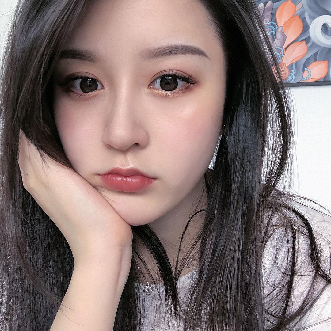 Cô nàng này còn mỉm cười nhẹ nhàng khoe lúm đống tiền rất "đi vào lòng người" tạo nên một tấm ảnh thẻ không thể chê vào đâu được. Thậm chí, nhiều người còn phải đặt biệt danh cho cô bạn này là "nữ thần ảnh thẻ" mới của thế giới.