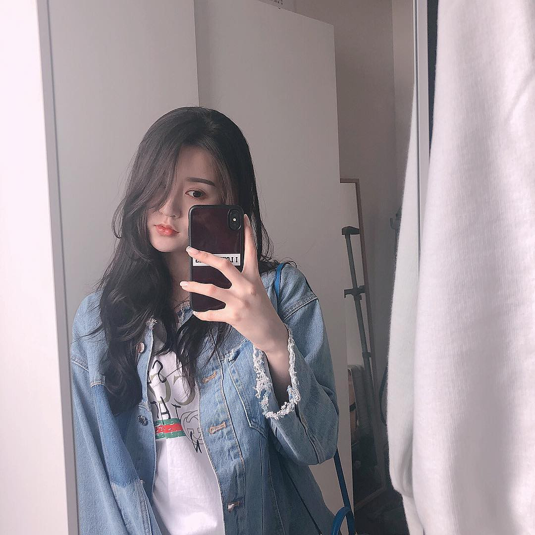 @mchi_2 sở hữu vẻ đẹp cực hút hồn. Cô nàng này nhẹ nhàng, dịu dàng với mái tóc đen dài cùng góc nghiêng siêu đỉnh.